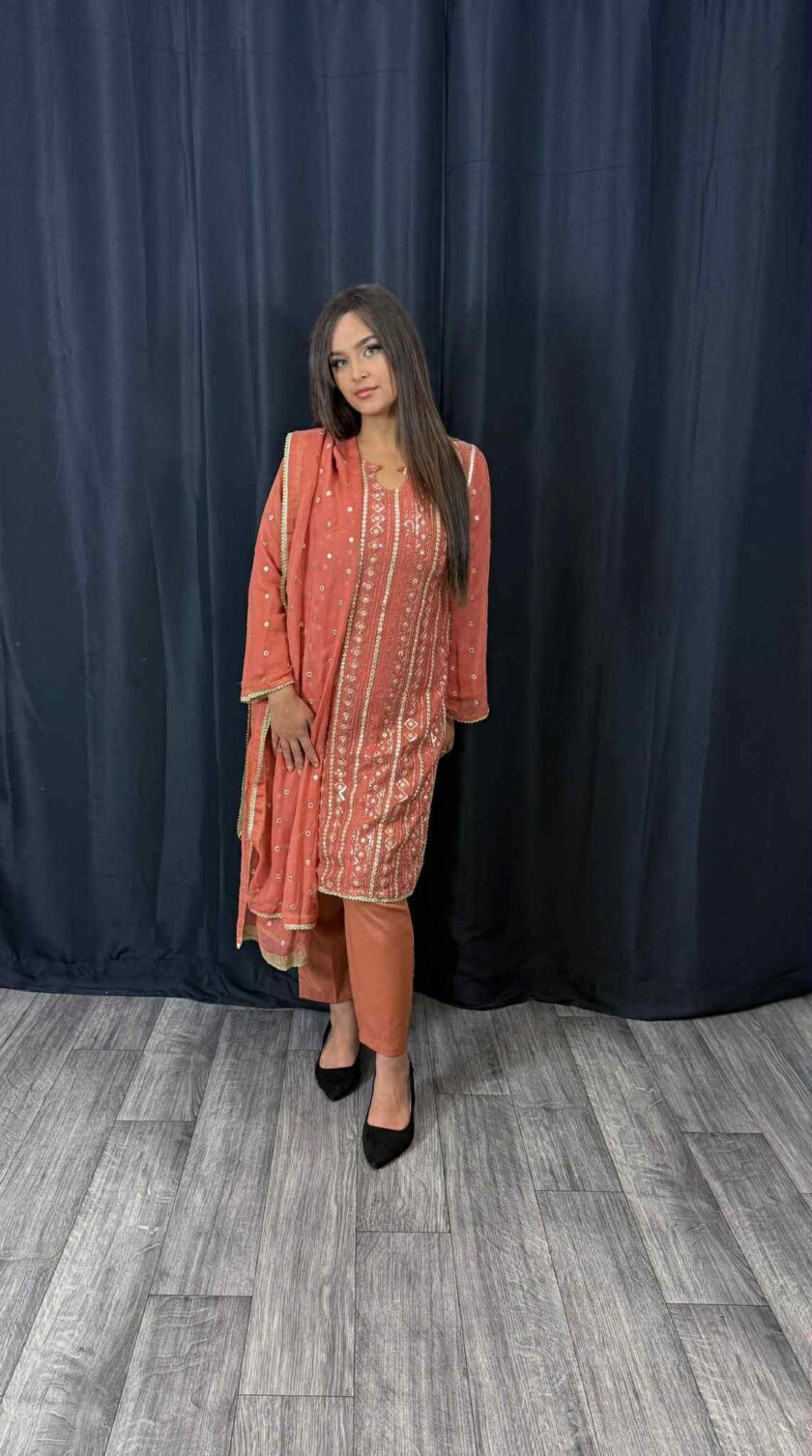 Oud roze chiffon suit met chiffon dupatta artikel 12182