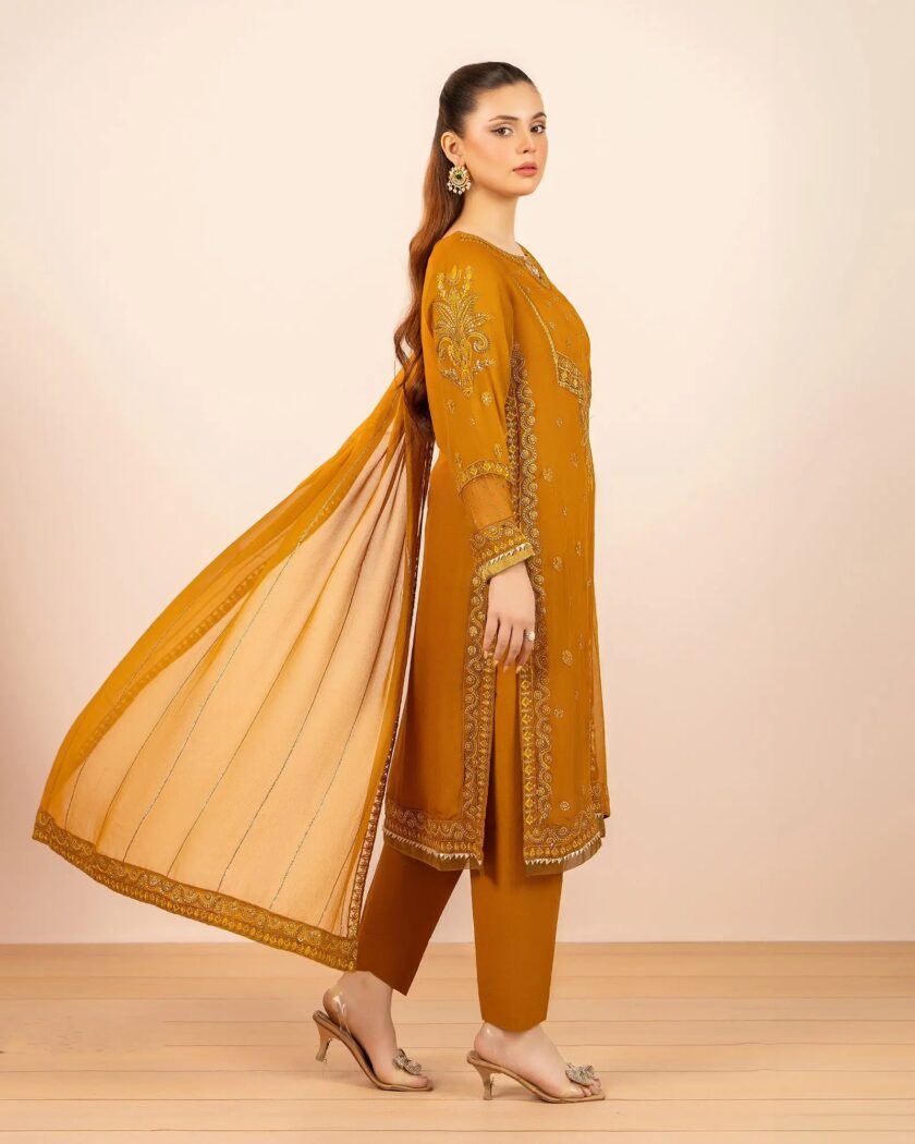 Chiffon mosterd suit artikel 12540 - Afbeelding 4