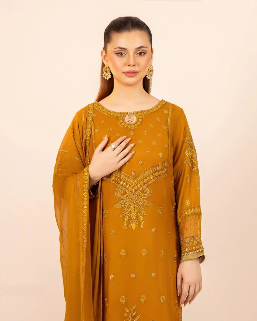 Chiffon mosterd suit artikel 12540 - Afbeelding 5