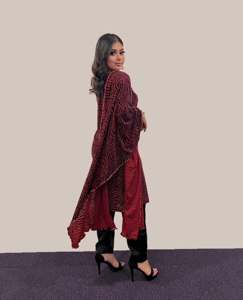 Velvet suit met plachi dupatta - Afbeelding 2