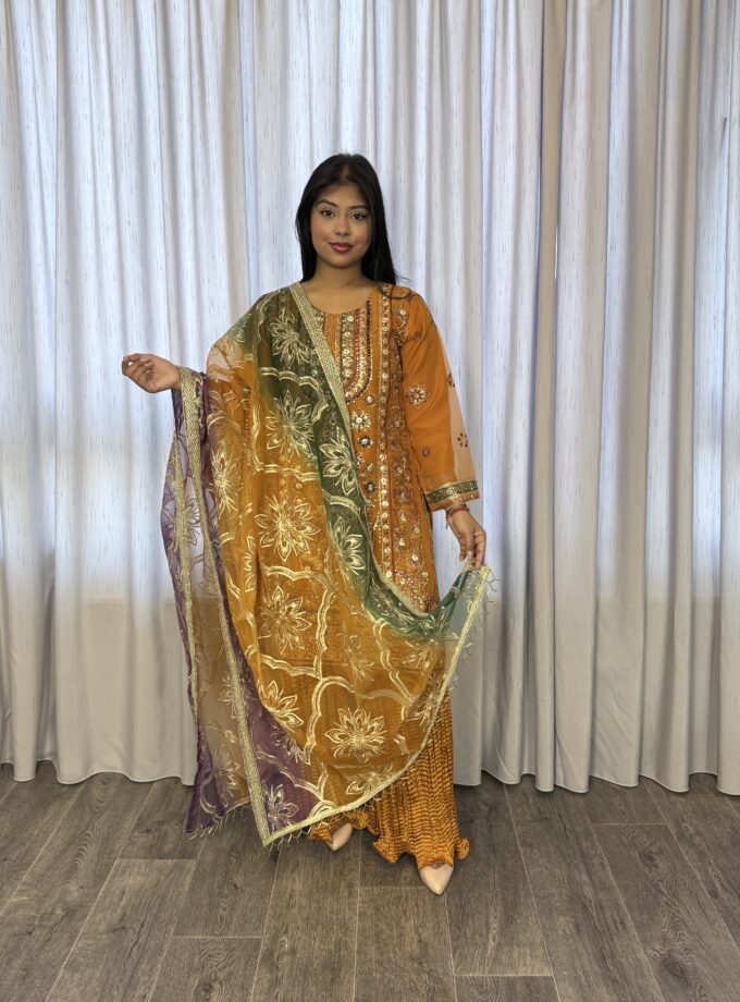 Driedelige plazzo suit mosterd- Organza 2023