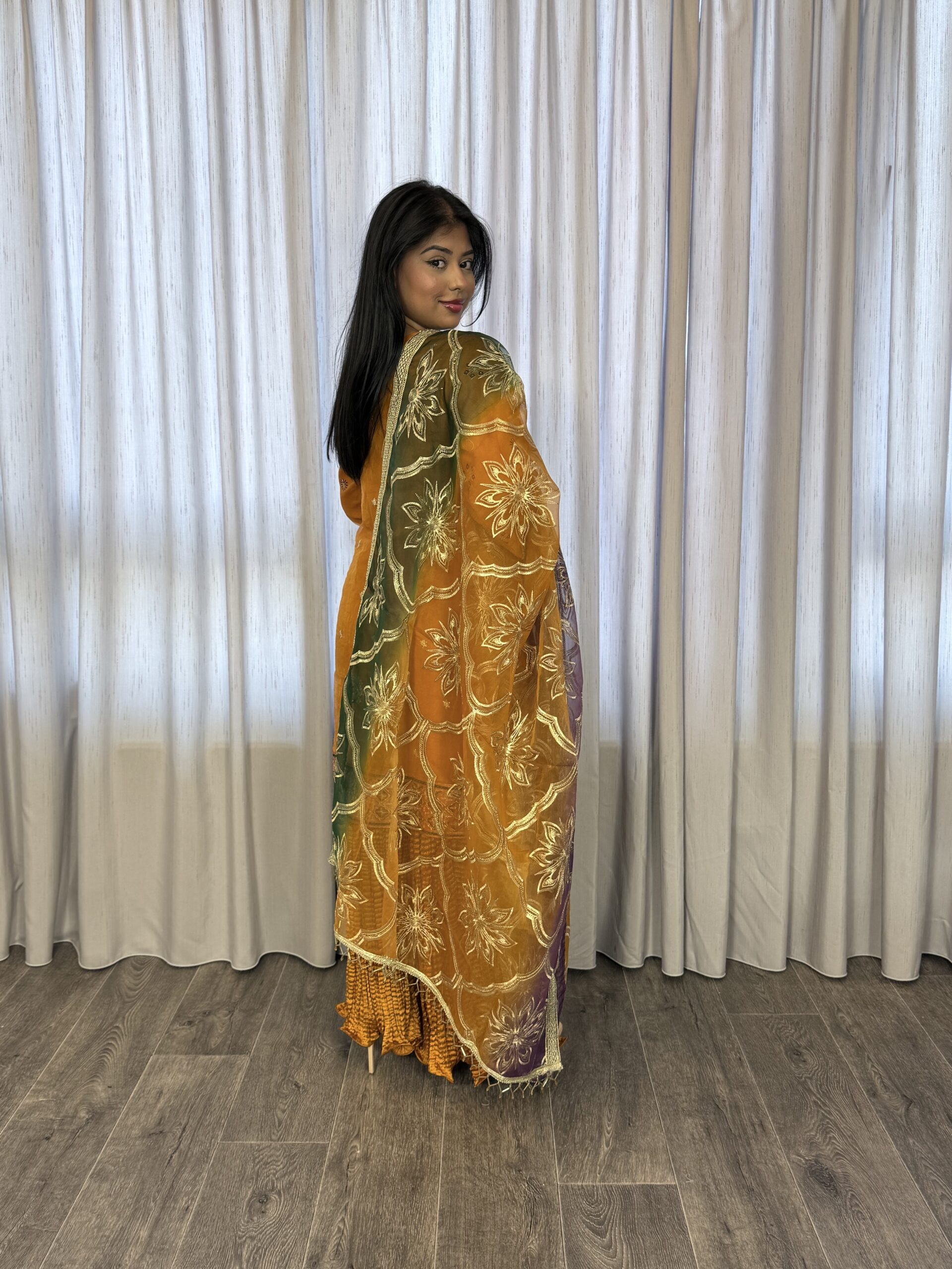 Driedelige plazzo suit mosterd- Organza 2023 - Afbeelding 5