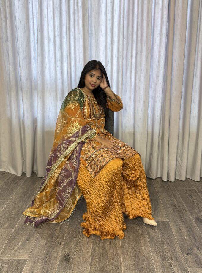 Driedelige plazzo suit mosterd- Organza 2023