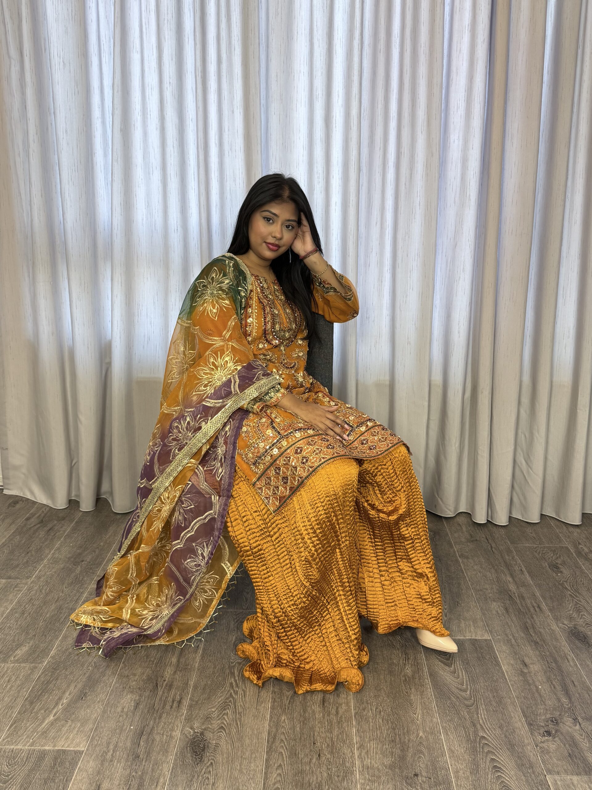 Driedelige plazzo suit mosterd- Organza 2023 - Afbeelding 4