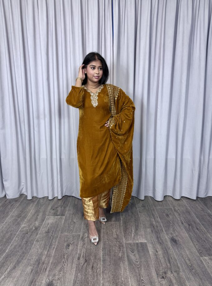 Velvet suit - mosterd