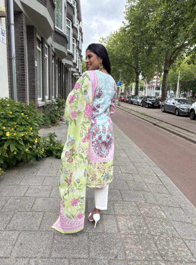 Printed lawn suit 3 delig- Zunaira