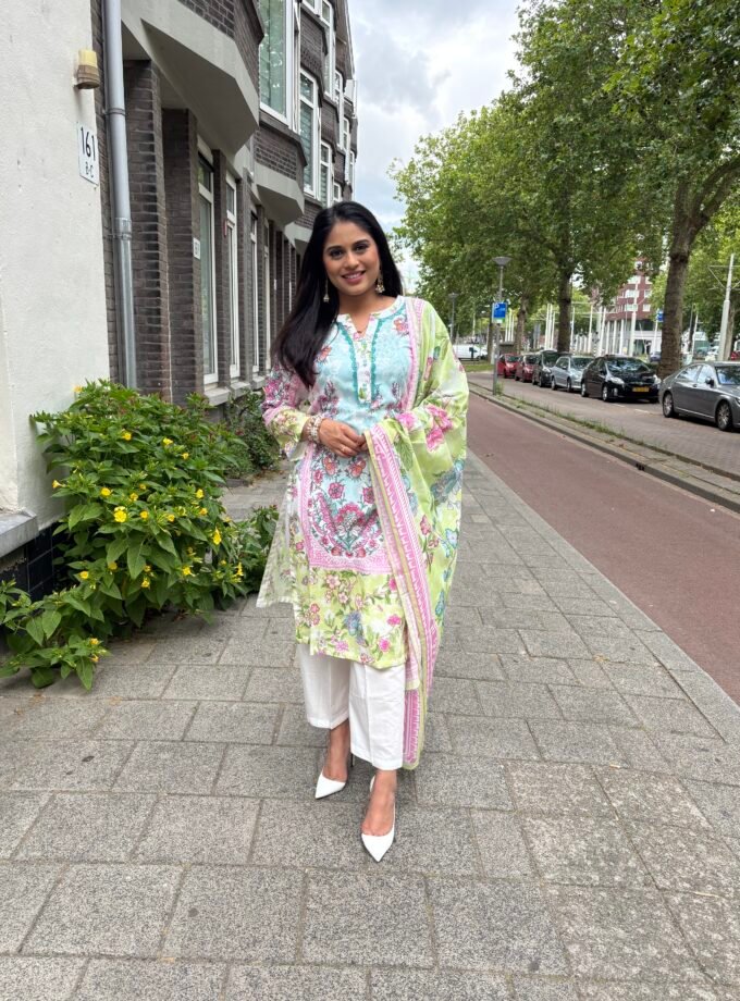 Printed lawn suit 3 delig- Zunaira 1114 alleen medium en XL