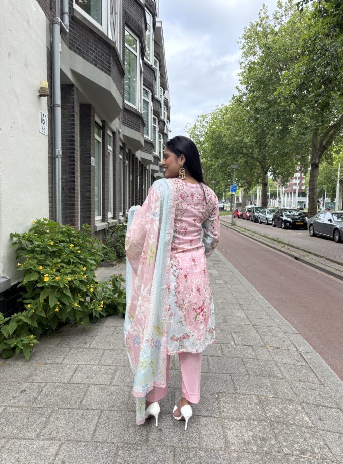 Printed lawn suit 3 delig- Mahira