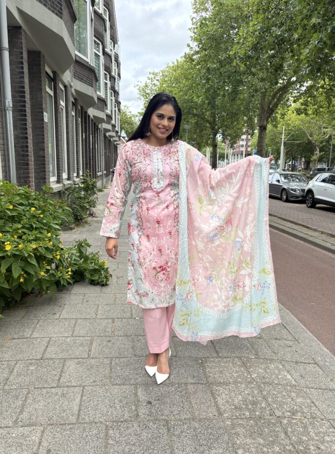 Printed lawn suit 3 delig- Mahira