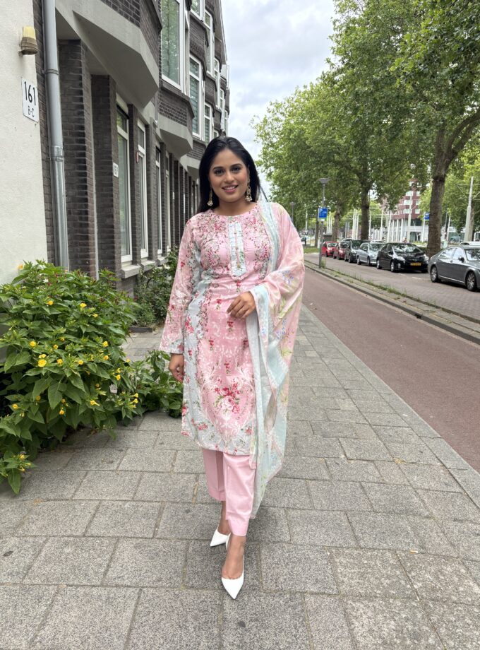 Printed lawn suit 3 delig- Mahira