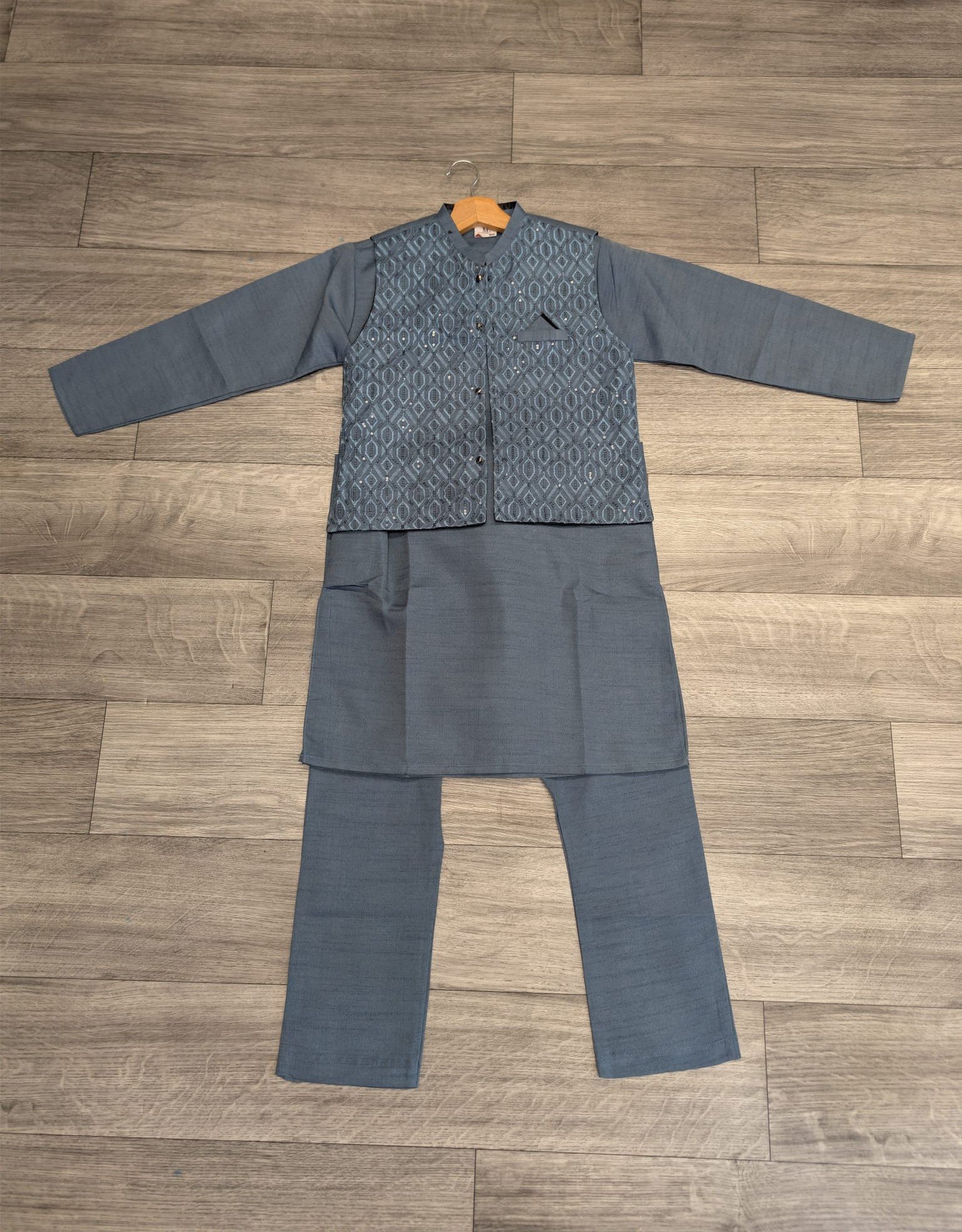 Shalwaar kameez met waistcoat maat 128/134 artikel 8520