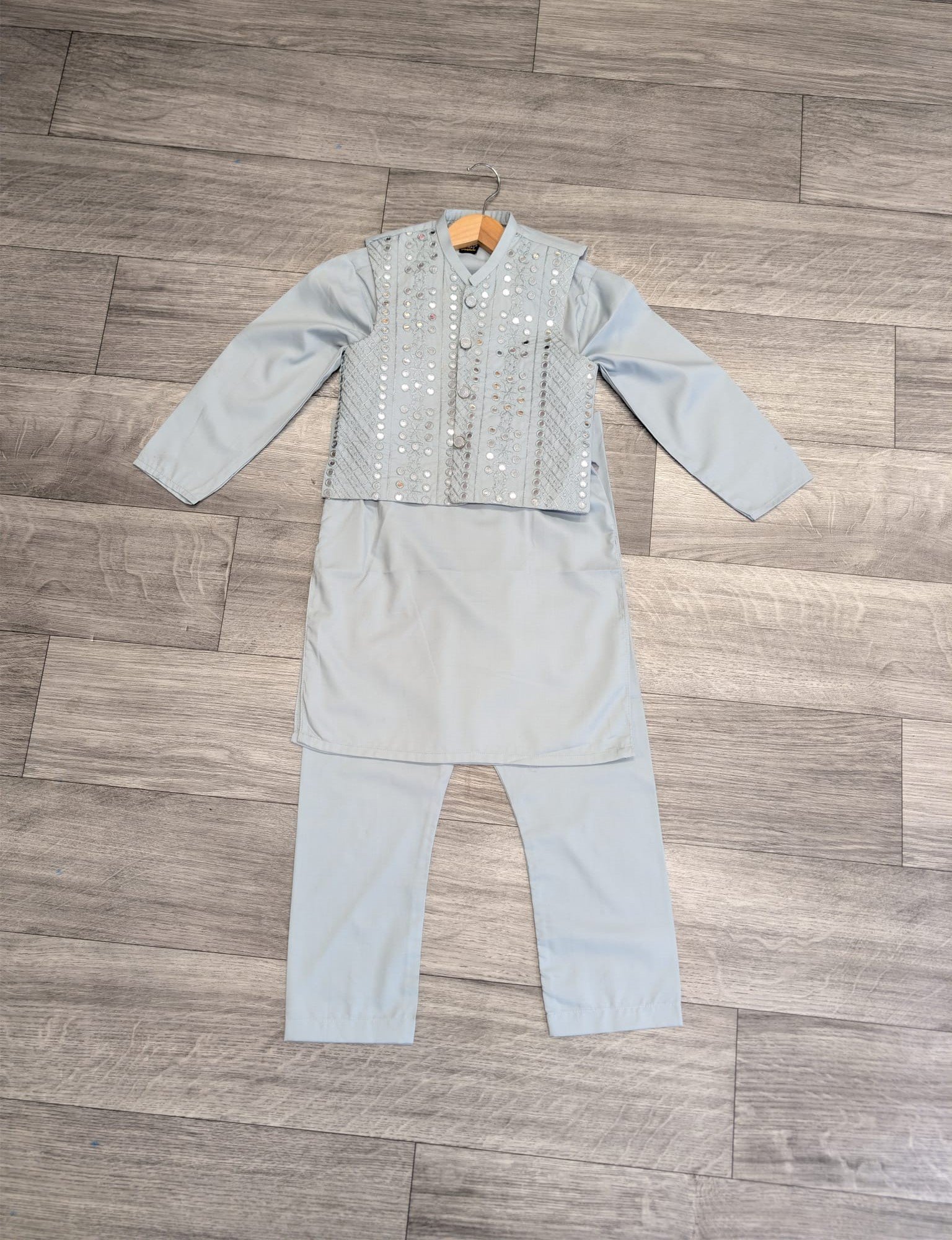 Shalwaar kameez met waistcoat maat 122/128 artikel 8531