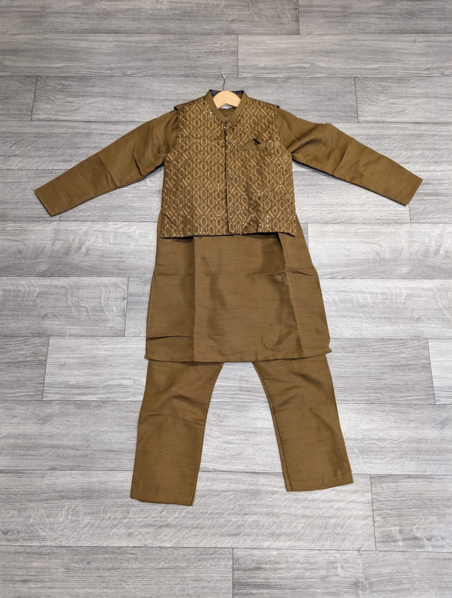 Shalwaar kameez met waistcoat maat 134 artikel 8528